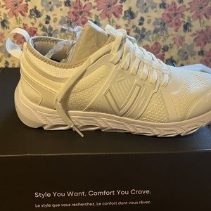 Vionic tennis shoes
